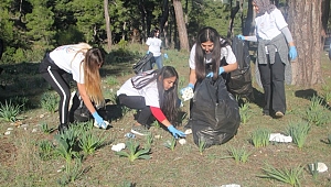 Öğrenciler doğada çöp topladı