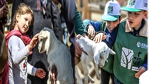 Görme engelli minikler, hayvanları dokunarak tanıdı
