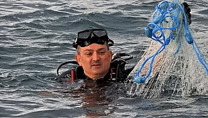 Bakan Pakdemirli, Çeşme'de hayalet ağlar için daldı