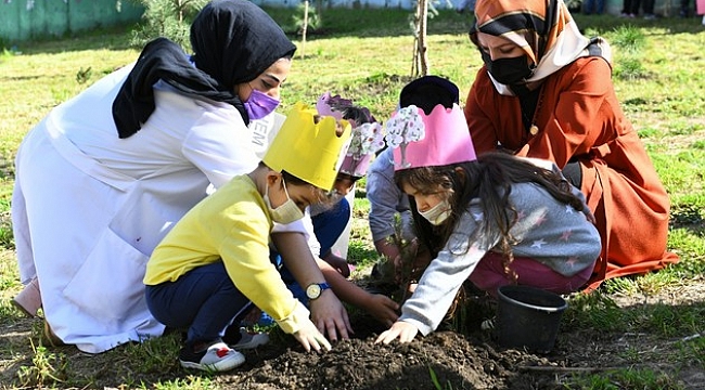 Esenyurtlu minikler ağaç dikti