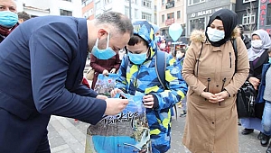 Otizmli çocuklar mavi ladin dikti ve mavi balon uçurdu
