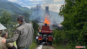 Yanan evini gözyaşlarıyla izledi