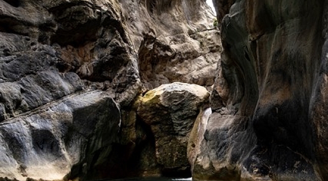 Spil Dağı’nın saklı kanyonu fotoğrafçıların ilgi odağı oldu