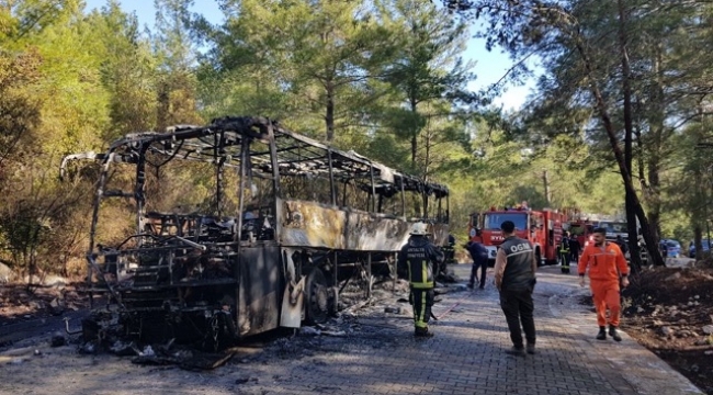 Güney Koreli turistleri taşıyan tur otobüsü ormanlık alanda alev alev yandı 