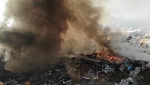 Muradiye OSB'de Fabrika Yangını 16 Saattir Devam Ediyor Dumanlar İzmir'e Ulaştı