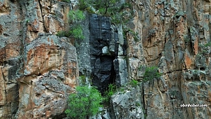 Uçurumdaki kapı gizemini koruyor